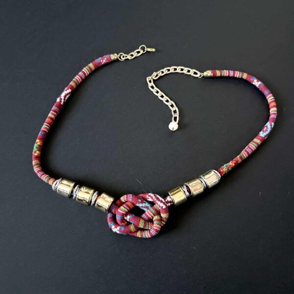 Sarape multicolor rojo nudo gold plated necklace