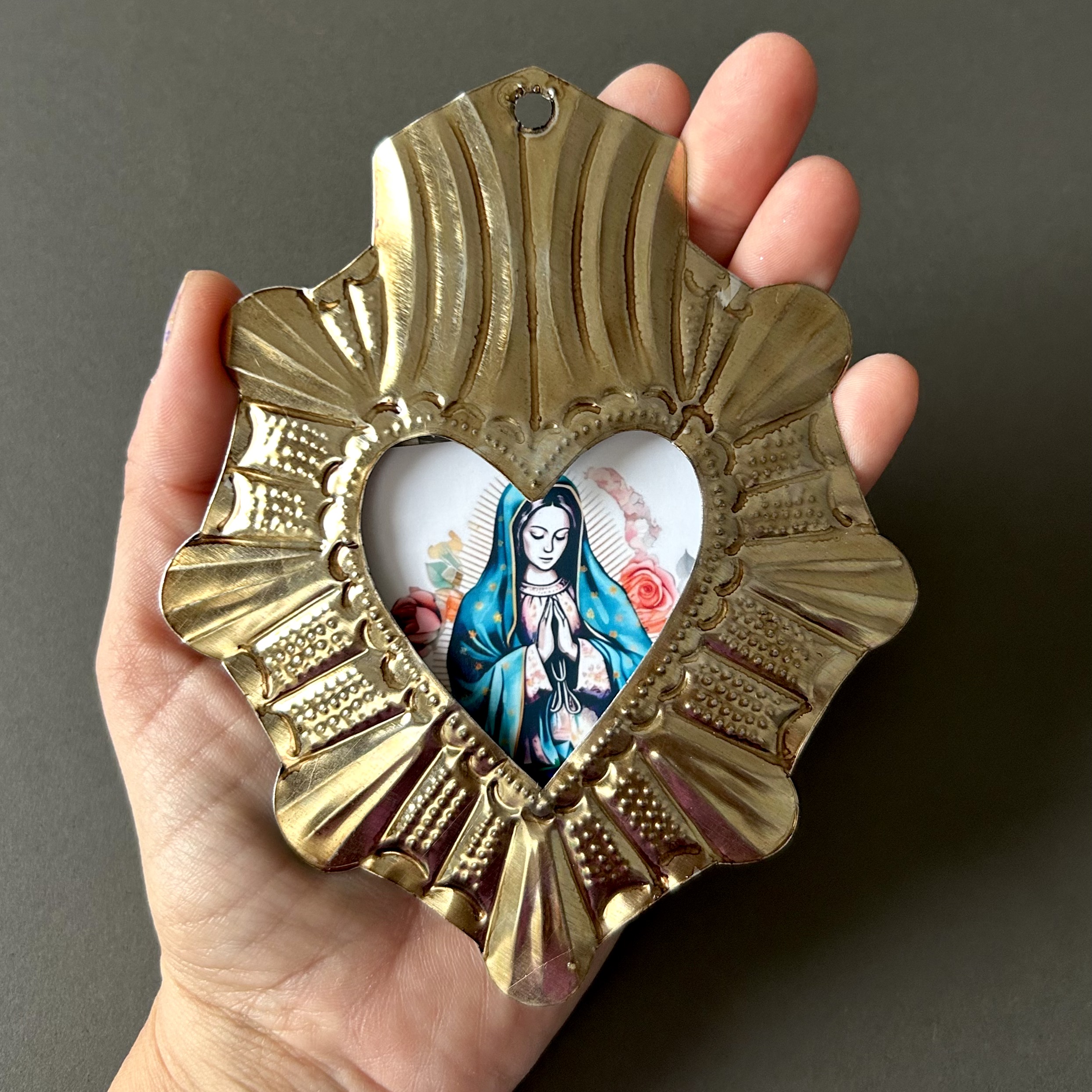 5.5” Medium nicho Guadalupe vintage rayos tin heart